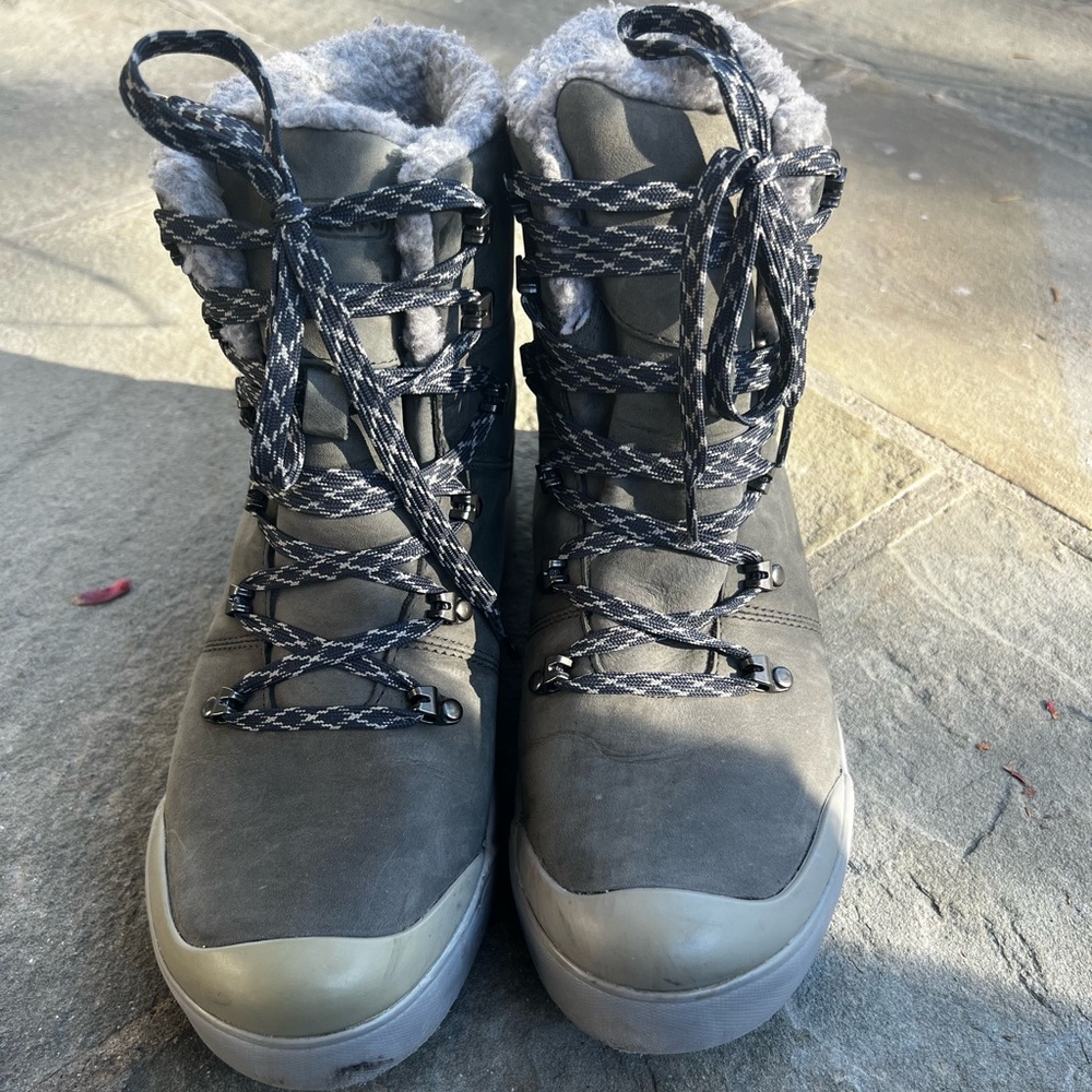 Keen waterproof Elena women’s hiking boots, size 8.5US, 39EU. Worn twice!